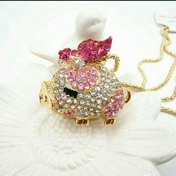 💖 🐷 PINK CRYSTAL WINGED PIG NECKLACE CHARM 18" GOLD tone chain ✨️ - Picture 1 of 4